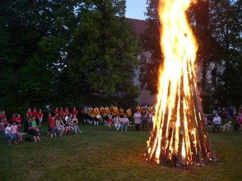 Kolpingfamilie Entz Ndet Seit Ber Jahren Das Johannisfeuer