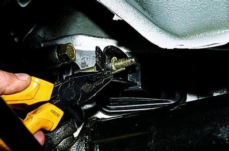 Как заменить цилиндр и шланг сцепления автомобиля ВАЗ-2121