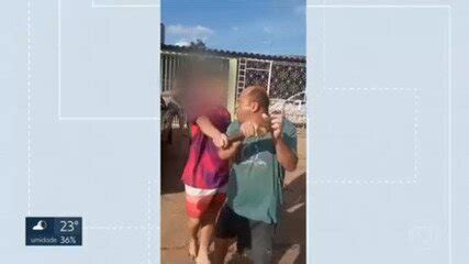 Vídeo Morador instala quebra molas para impedir crianças de jogarem