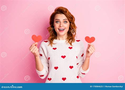 Portrait De Gros Plan D Elle Elle Sympathique Belle Fille Heureuse Wavyhaired Positive Gay Gay