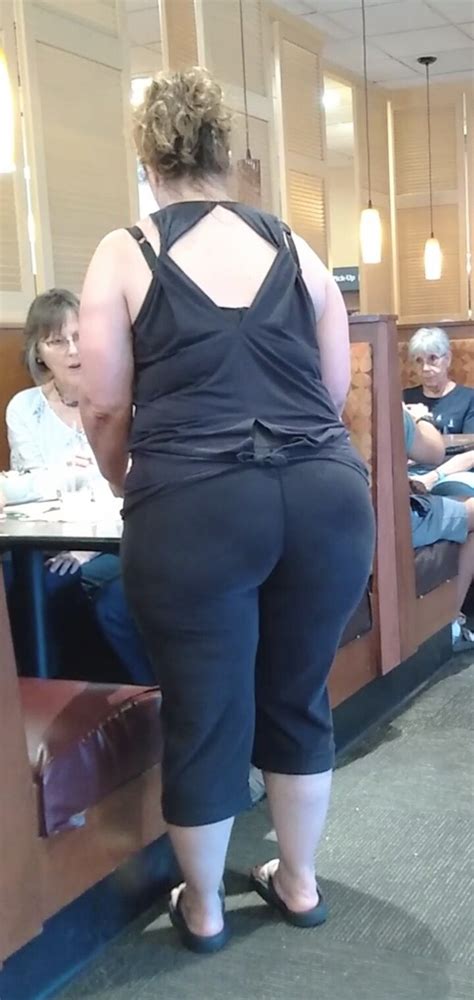 Unbelievably HUGE Ass MILF Spandex Leggings Yoga Pants Forum