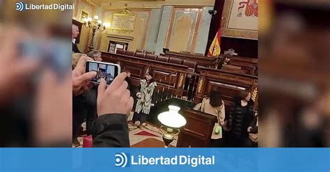 Activistas Se Pegan Al Atril Del Congreso