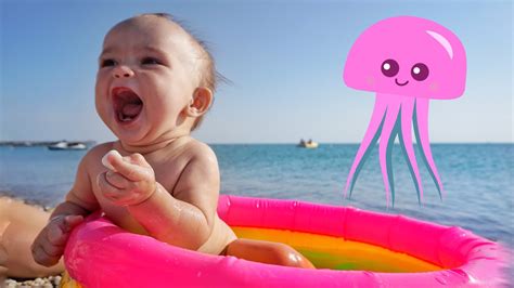 Первое КУПАНИЕ в море с МЕДУЗАМИ! Мы снова на пляже. Мийчонок как бэби ...