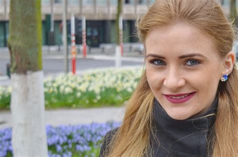 Belle Jeune Femme Blonde Dehors Souriant Image stock Image du européen mignon