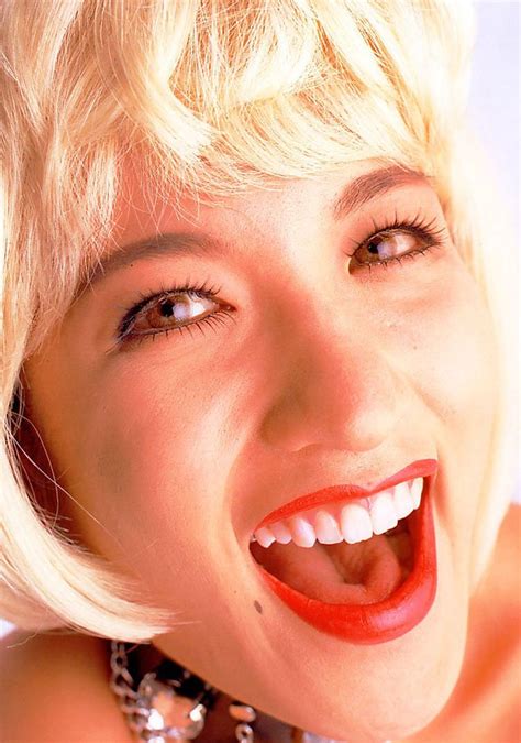 Smoking Hot Babes Exposes Her Body While She Poses Photos