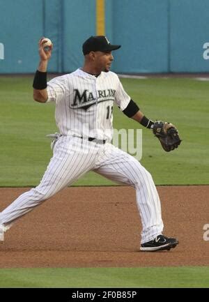 El Segundo Baseman De Florida Marlins Omar Infante Intenta Ganar El