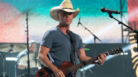 Kenny Chesney reflects on one moment that pushed him to become country