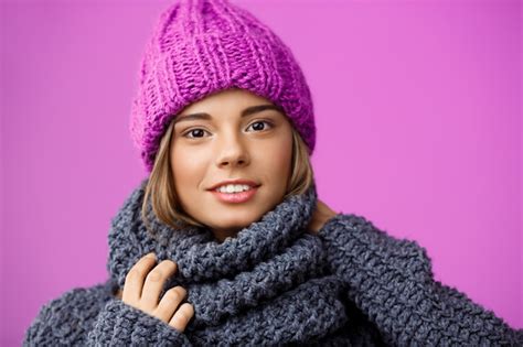 Belle Jeune Femme Blonde En Chapeau Et Pull En Tricot Souriant Sur Violet Photo Gratuite