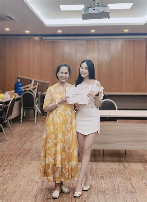 Hot girl ảnh thẻ gây xôn xao một thời bất ngờ tái xuất sau 1 năm sinh con