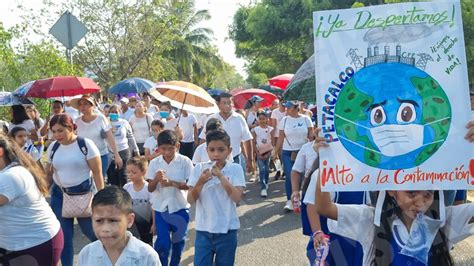 Marchan vecinos de diez comunidades contra la contaminación de la