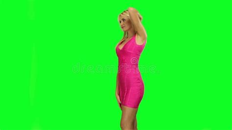 Femme Blonde Caucasienne Attirante Portant Une Robe Rose Sexy Danse Sur Le Fond Vert