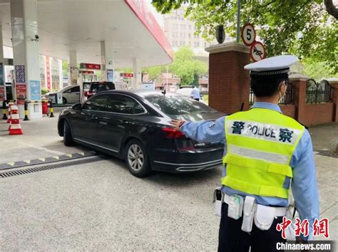 上海战疫录 上海重启首日早高峰交通平稳 警方持续保持高等级勤务 荔枝网