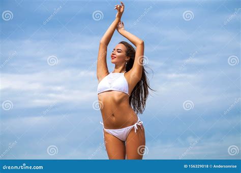 Femme Sexy En Bikini Blanc Sur Fond De Ciel Bleu Photo stock Image of lifestyle liberté