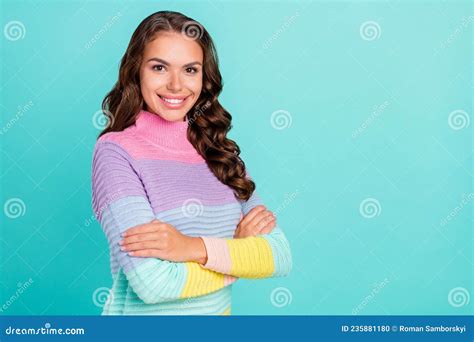 Foto De Perfil De Una Jovencita De Brunette Bossy Cruzada De Brazos Con Pullover A Rayas Aislada