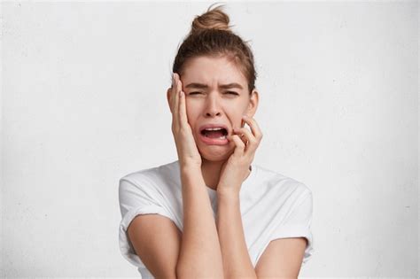 Brunette Jeune Femme En T Shirt Blanc Photo Gratuite