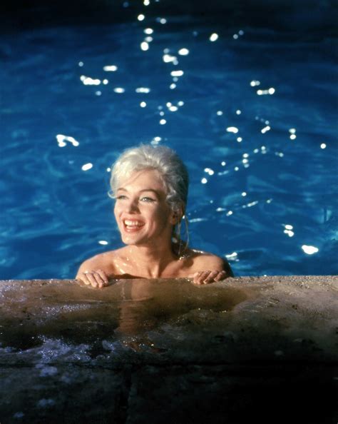 MARILYN MONROE UNSEEN NUDE IN POOL SGTG RARE X GalleryQuality