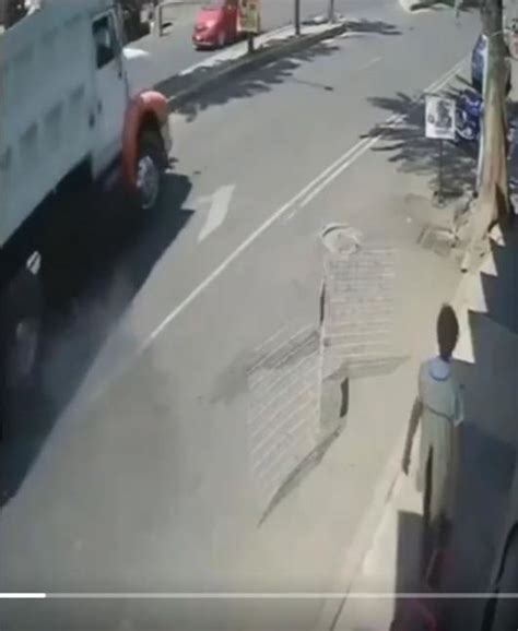 Video Mujer Cruza La Calle Queda En Punto Ciego Y Ocurre Lo Peor