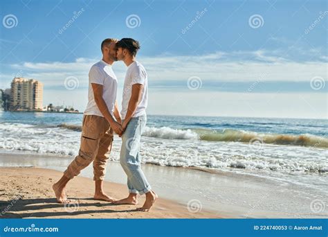 Joven Pareja Gay Besándose En La Playa Imagen de archivo Imagen de cara arena