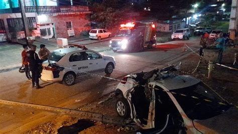 Um Morre E Tr S Pessoas Ficam Presas S Ferragens Ap S Carro Bater Em