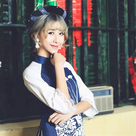 Ngắm các cô nàng hot girl khoe vẻ xinh tươi rạng rỡ với áo dài đón Xuân