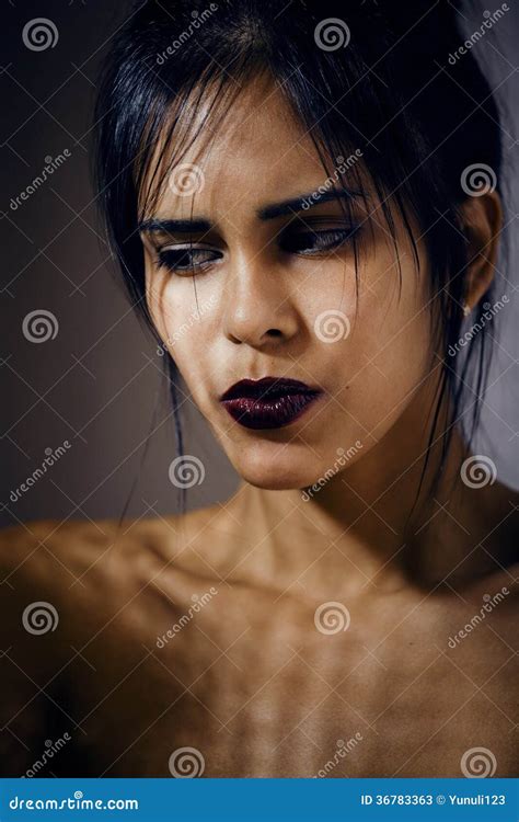 Giovane Donna Latina Di Bellezza Nella Depressione Sguardo Di Mancanza Di Speranza Immagine