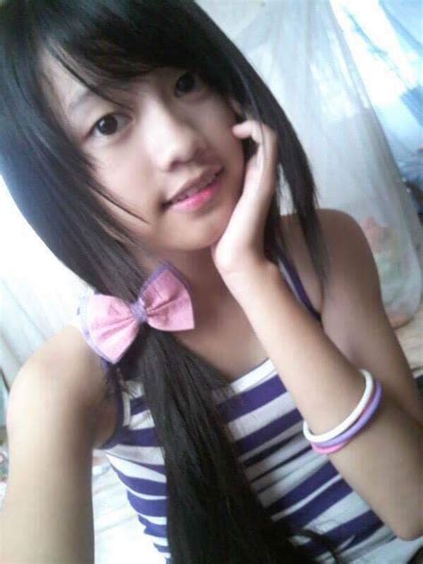 Sau khi đại trùng tu nhan sắc hot girl thị phi Thúy Vi ngày càng chăm hở hang khoe ngực triệt để