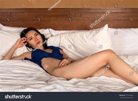 Pretty Slender Chinese Woman Nude Under Stock Fotografie Shutterstock