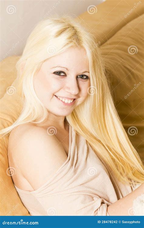 Belle Femme Blonde De Sourire Sur Le Bâti Photo stock Image du