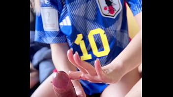 Je l ai devancé et j ai continué sur sa bite sensible quand il est venu XVIDEOS