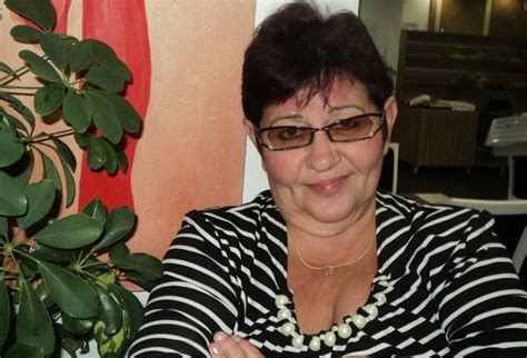 Якось, коли бабуся стояла з пpостягнутою рукою в якомусь парку, там з ...