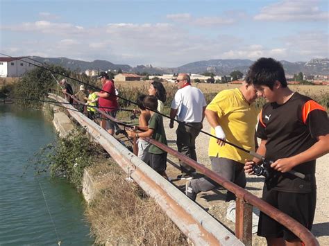 M S De Participantes En Las Pruebas De Pesca Infantil De La Sociedad