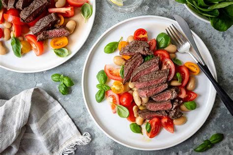 Steak Salat mit Tomaten und Weißen Bohnen Rezept Elle Republic