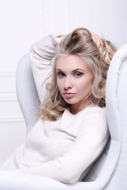 Vraiment Beau Portrait De Jeune Femme Blonde Photo Gratuite