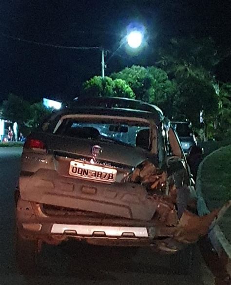 Camapuã caminhão desgovernado bate em veículo derruba poste e deixa