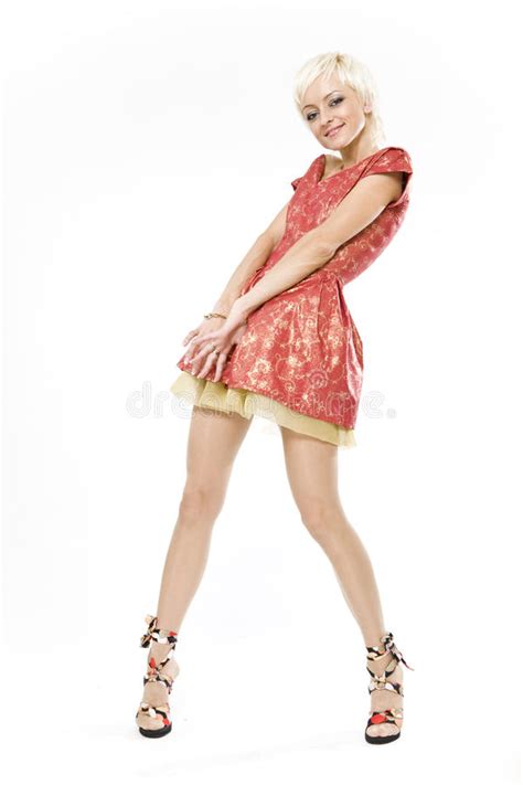 Femme Blonde De Sourire Restant Dans La Robe Rouge Courte Image Stock Image Du Blonde Bras
