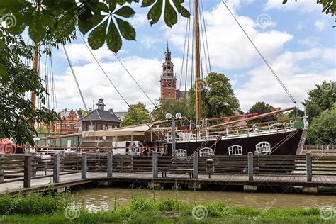 Olhar De Soslaio Significado - Cidade Do Olhar De Soslaio No Ostfriesland Alemanha Imagem de Stock ...