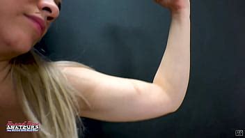 L étudiante blonde excitée Sabrina adore faire une gorge profonde et traire une bite palpitante