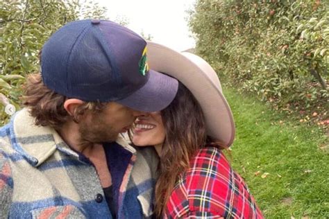 Sex Life Netflix Adam Demos Brad Et Sarah Shahi Billie D Voilent Leur Vraie Vie De