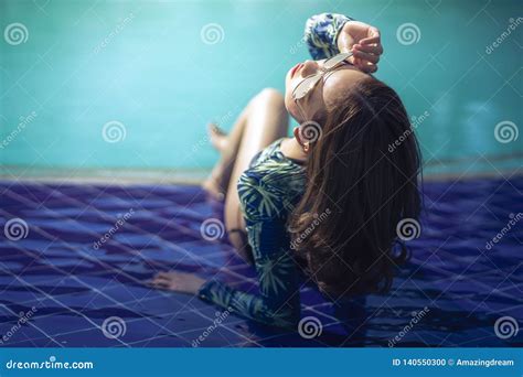 Mujeres Hermosas De Asain Con El Bikini Foto De Archivo Imagen De Playa Balneario 140550300