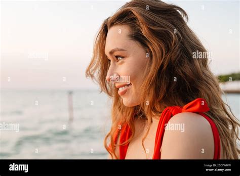 Junge frau trägt bikini Fotos und Bildmaterial in hoher Auflösung Alamy