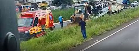 Colis O Entre Dois Caminh Es Deixa Um Ferido Na Sp Em Americana Sp