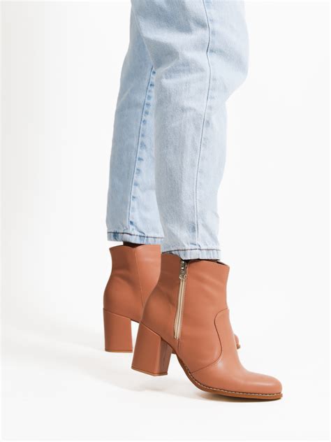BOTA JESSY NUDE Loja de Calçados Femininos Rasteiras mules botas e mais