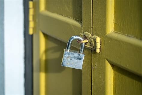 Puerta De Madera Amarilla Cerrada Con Candado Oxidado Foto Premium