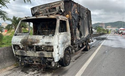 Caminh O Pega Fogo Na Br Em Sc Ve Culo Levava Mil Kg De P O