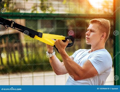 Un Atleta De Sexo Masculino Entra Para Los Deportes En El Aire Abierto Brazos Musculares Blonde