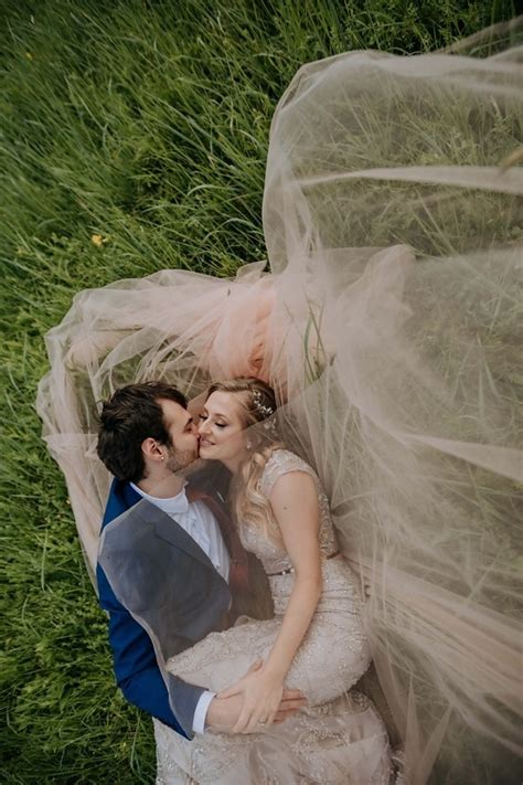 Image Libre Blonde Petite Amie Baiser Petit Ami Portant Herbe Amour Jeune Mari Romance