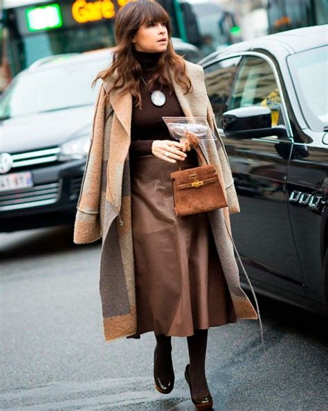 Em Cores Neutras Como O Of White Cinza Nude Preto Tons Fortes Como Vermelho Azul E Rosa Ou