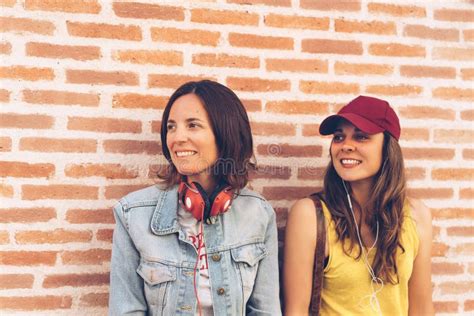Un Par De Mujer Gay Que Tiene Tiempo Junto Y Que Lleva a Cabo Las Manos Mientras Que Sonríe La