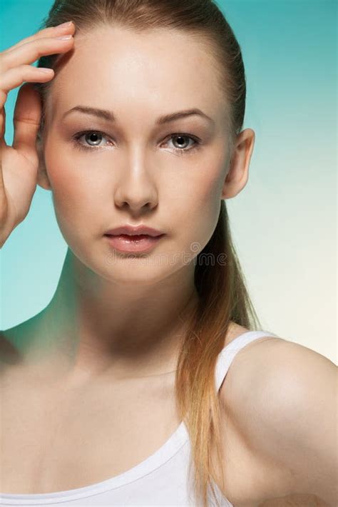 Belle Femme Blonde De Fille De Portrait Propre Naturel Image stock Image du délicatesse