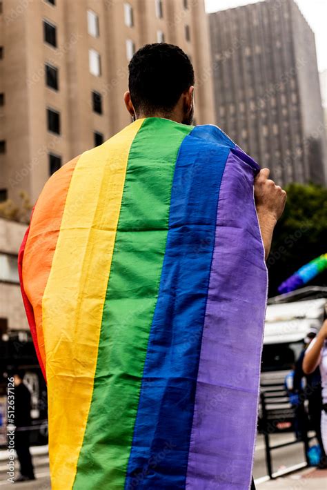 A Bandeira Arco Ris Representa A Comunidade Gay E Associada Aos Movimentos Lgbt Sendo
